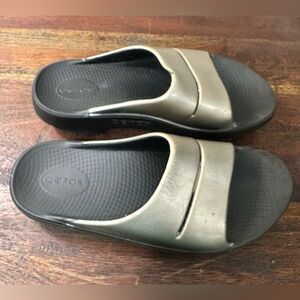 Oofos metallic slides women’s size 9‎ men’s size 7
